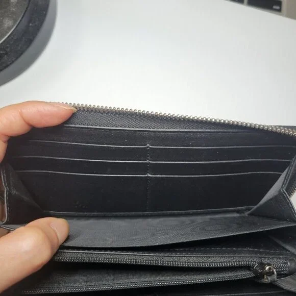 GUCCI embossed leather logo zip around long wallet black - Picture 6 of 15